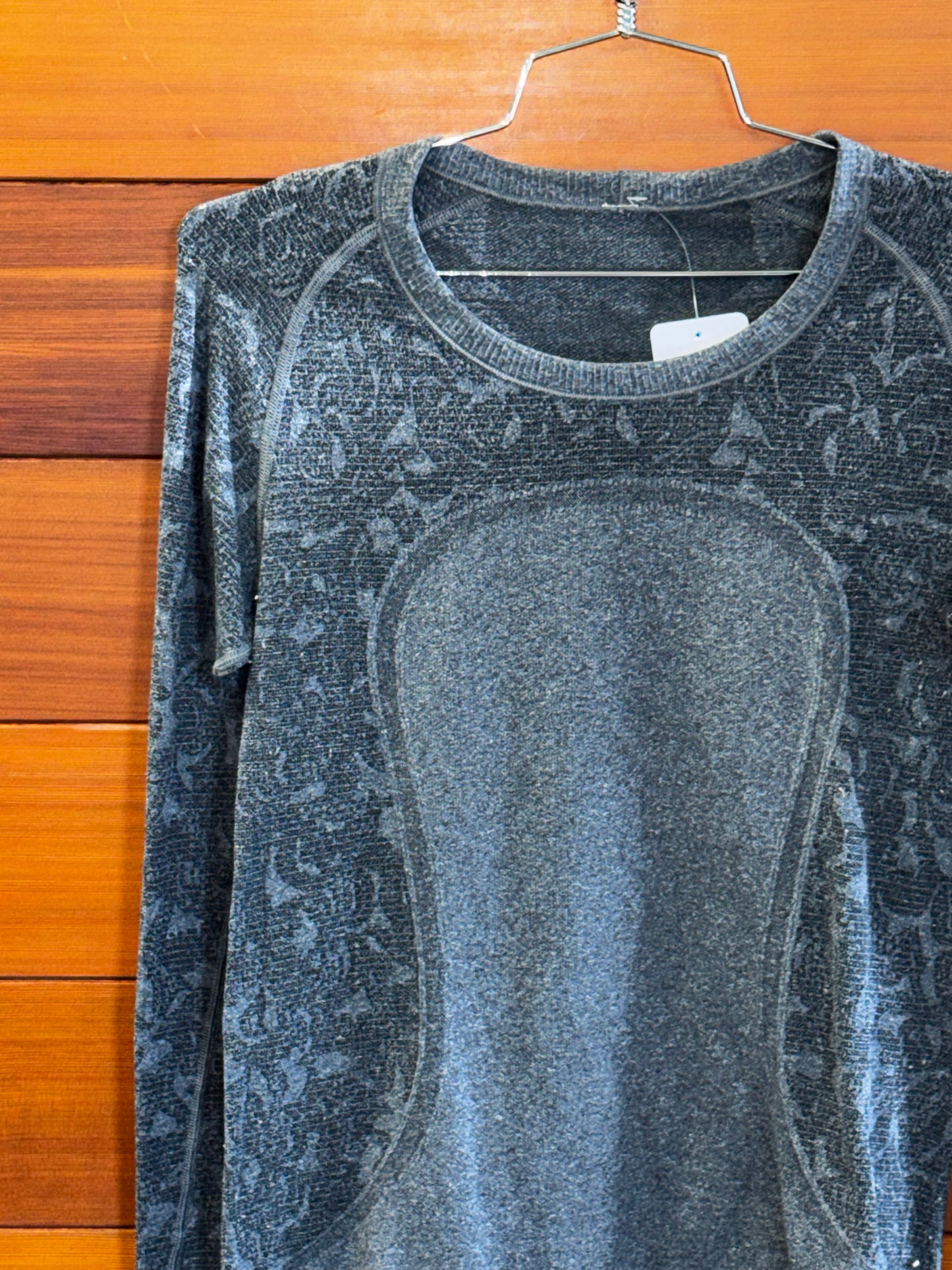 Lululemon Long sleeve, WM, Fair - Pilling
