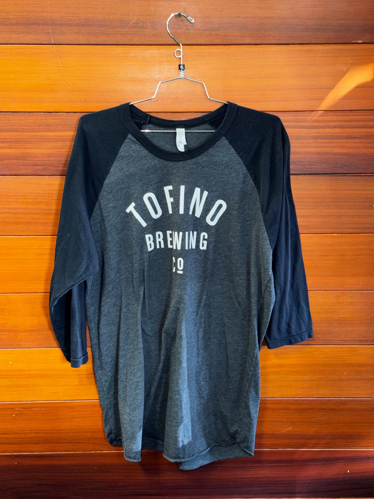 Tofino Brewing 3/4 sleeve, MXL, Fair - pilling