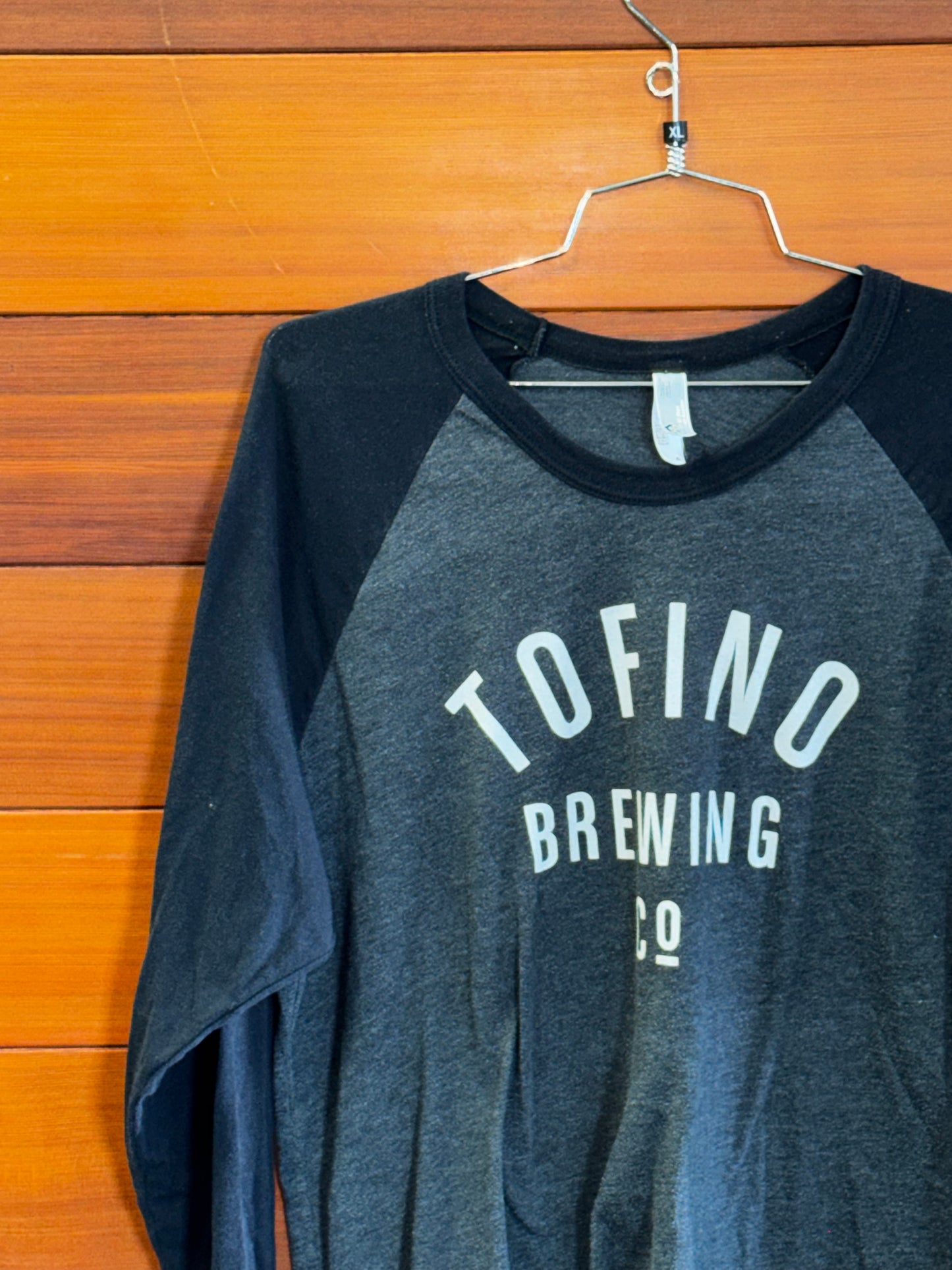 Tofino Brewing 3/4 sleeve, MXL, Fair - pilling